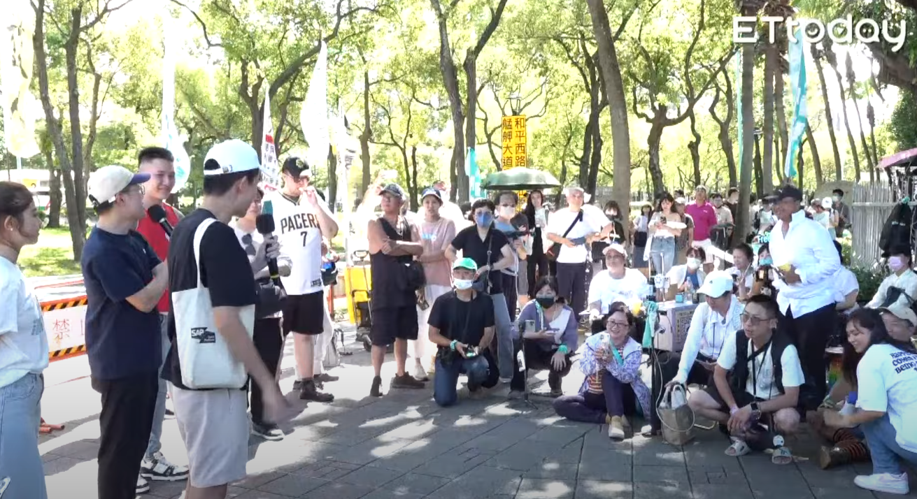 ▲▼小草脫口「義無反顧投誠解放軍」。（圖／翻攝直播）