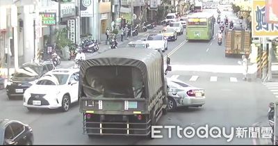 嫌軍卡開太慢!阿北超車再切回出事了 遭硬頂10公尺打橫路中