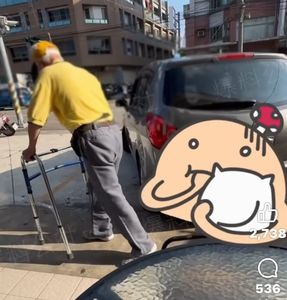 台中86歲翁靠助行器行走還開車！嚇壞網友　合法持照警方也沒轍