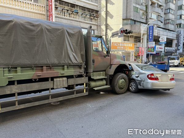 ▲王男超車時與軍用卡車發生擦撞，遭推擠10公尺才停下。（圖／記者陸運陞翻攝）