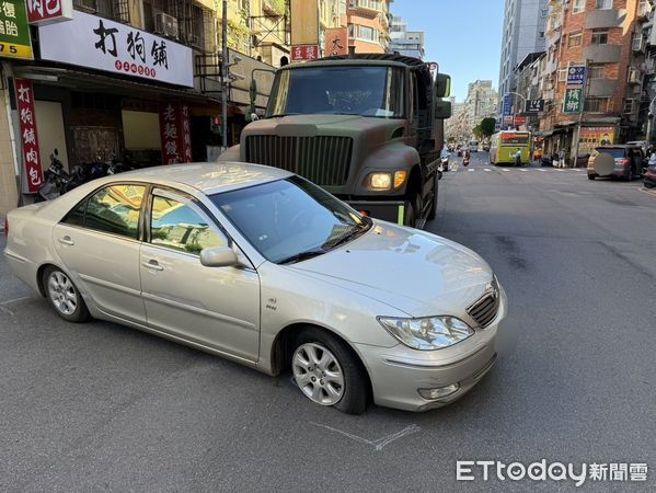 ▲王男超車時與軍用卡車發生擦撞，遭推擠10公尺才停下。（圖／記者陸運陞翻攝）