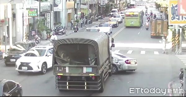 ▲王男超車時與軍用卡車發生擦撞，遭推擠10公尺才停下。（圖／記者陸運陞翻攝）