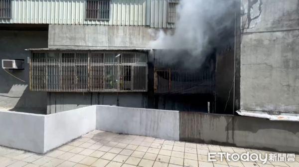 ▲▼新北蘆洲火警，屋主灼傷送醫。（圖／記者陸運陞翻攝）