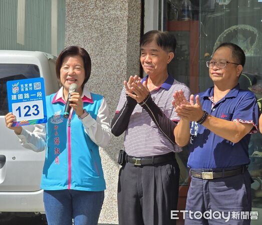 ▲▼吉安鄉長游淑貞貼上首面新門牌與一同參與的單位來賓，見證吉安鄉第十九村「吉昌村」誕生。（圖／吉安鄉公所提供，下同）