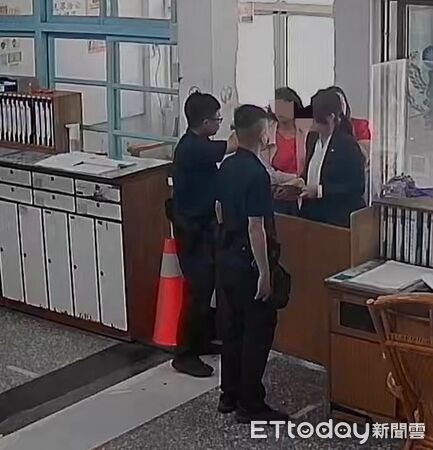▲▼1名女子誤信假檢警交出6張提款卡，還好遇上機警行員急擋866萬元。（圖／警方提供，下同） 