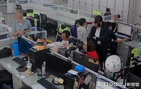 ▲▼1名女子誤信假檢警交出6張提款卡，還好遇上機警行員急擋866萬元。（圖／警方提供，下同） 
