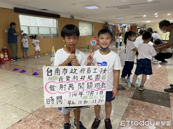 ▲市長黃偉哲1日驚喜現身市府大廳，參與非營利幼兒園哈密瓜班「佮飛做夥耍」實作活動，與孩子一起動手研究飛機發射器（記者林東良翻攝，下同）