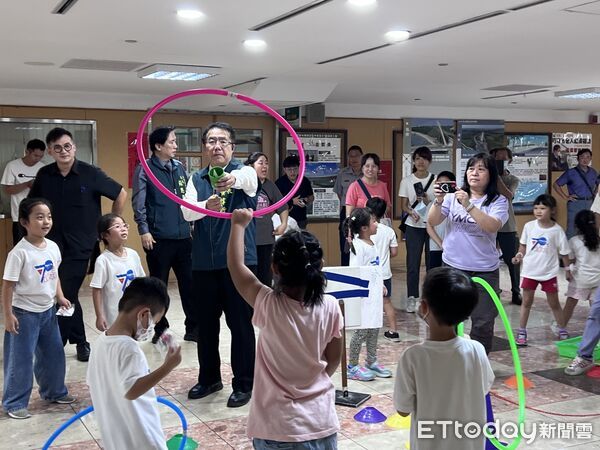 ▲市長黃偉哲1日驚喜現身市府大廳，參與非營利幼兒園哈密瓜班「佮飛做夥耍」實作活動，與孩子一起動手研究飛機發射器（記者林東良翻攝，下同）