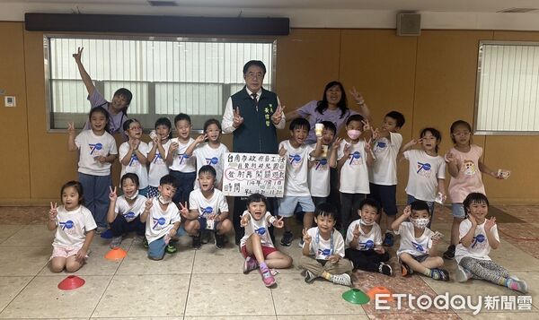 ▲市長黃偉哲1日驚喜現身市府大廳，參與非營利幼兒園哈密瓜班「佮飛做夥耍」實作活動，與孩子一起動手研究飛機發射器（記者林東良翻攝，下同）