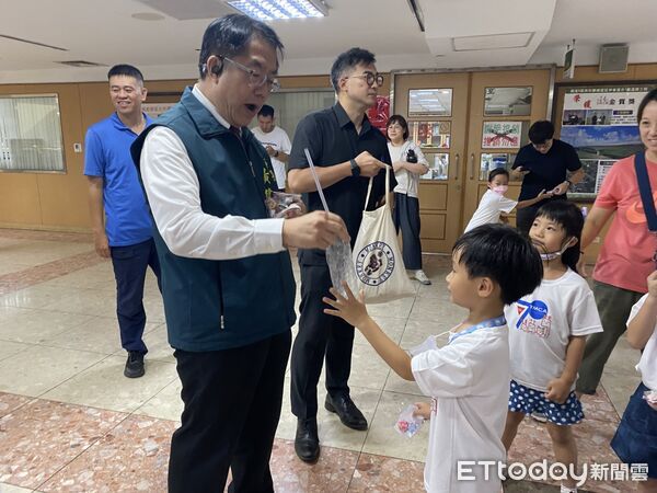 ▲市長黃偉哲1日驚喜現身市府大廳，參與非營利幼兒園哈密瓜班「佮飛做夥耍」實作活動，與孩子一起動手研究飛機發射器（記者林東良翻攝，下同）