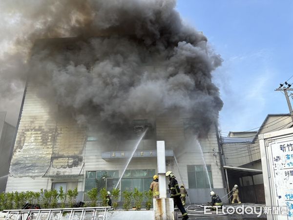 ▲▼新竹縣竹北市中華路676巷鑫旺工業大樓火警。（圖／記者楊永盛翻攝)