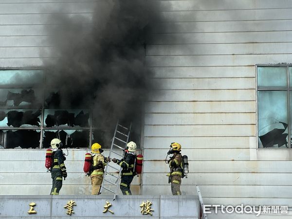 ▲▼新竹縣竹北市中華路676巷鑫旺工業大樓火警。（圖／記者楊永盛翻攝)