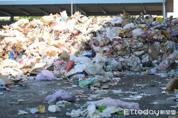 ▲▼暑假來臨，花蓮市資源回收垃圾量爆增，從平日約20噸攀升至25至28噸，激增約3成。（圖／花蓮市公所提供，下同）