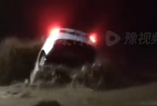 ▲車輛受困洪水中。（圖／翻攝自微博）