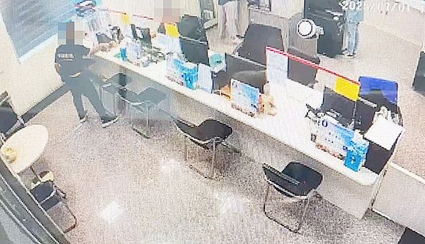 ▲桃園市大園生命紀念館昨天下午發生業者向承辦人員拍桌怒嗆。（圖／桃園市民政局提供）