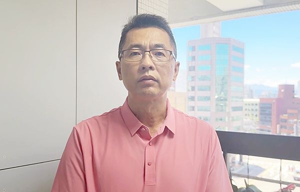 ▲桃園市大園生命紀念館昨天下午發生業者向承辦人員拍桌怒嗆事件，大園區公所民政課李鴻宗說明過程。（圖／桃園市民政局提供）