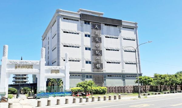 ▲桃園市大園生命紀念館昨天下午發生業者向承辦人員拍桌怒嗆事件，大園警方已依規定受理報案，並通知業者到案說明，圖為大園生命紀念館。（圖／大園警方提供）