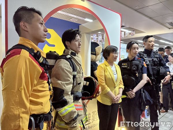 ▲▼「守護之盾－防空避難體驗特展」，今（2日）起至7月30日止於臺北捷運西門站大廳層（5號出口側廣場）正式展開。行政院長卓榮泰及內政部長劉世芳親臨開幕儀式。（圖／記者詹詠淇攝）