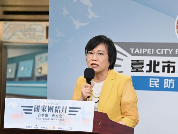 ▲▼為配合「2025城鎮韌性演習」及「國家團結月」系列活動，內政部警政署特別規劃「守護之盾－防空避難體驗特展」，今（2日）起至7月30日止於臺北捷運西門站大廳層（5號出口側廣場）正式展開。行政院長卓榮泰及內政部長劉世芳親臨開幕儀式。（圖／內政部提供）