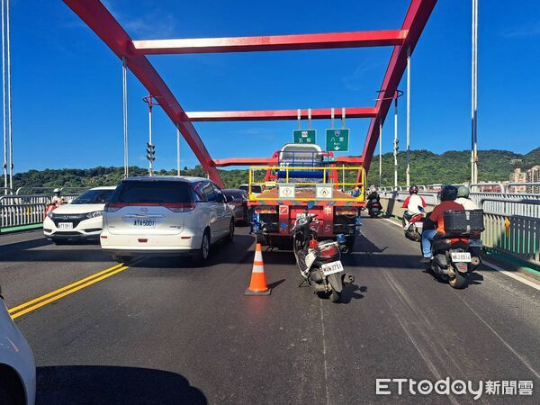 ▲▼關渡橋聯結車追撞前車，佔據2線道影響車流             。（圖／記者陳以昇翻攝）