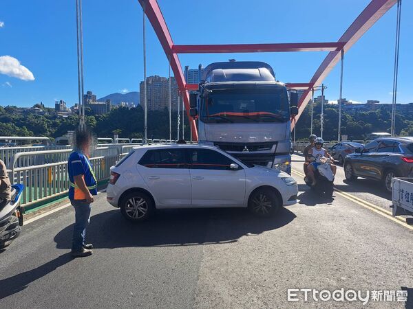 ▲▼關渡橋聯結車追撞前車，佔據2線道影響車流             。（圖／記者陳以昇翻攝）
