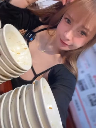 ▲半脫妹代表台灣出賽大胃王慘敗爆紅　隔11年再戰滷肉飯刷新紀錄。（圖／翻攝自張語昕IG）