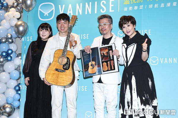 ▲黃國倫、寇乃馨加盟直播「溫倪詩 VANNISE」，送上絕版珍藏吉他。（圖／記者林敬旻攝）