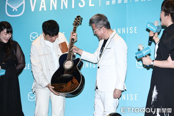▲黃國倫、寇乃馨加盟直播「溫倪詩 VANNISE」，送上絕版珍藏吉他。（圖／記者林敬旻攝）