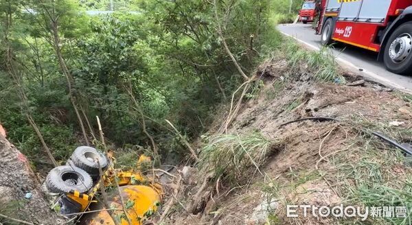 ▲▼       預拌混凝土車翻落山谷 駕駛受困獲救 意識清楚送醫      。（圖／記者楊晨東翻攝）
