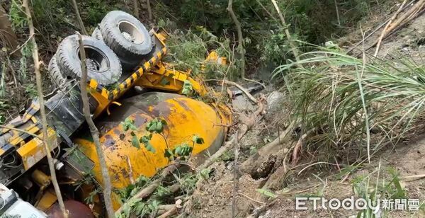 ▲▼       預拌混凝土車翻落山谷 駕駛受困獲救 意識清楚送醫      。（圖／記者楊晨東翻攝）