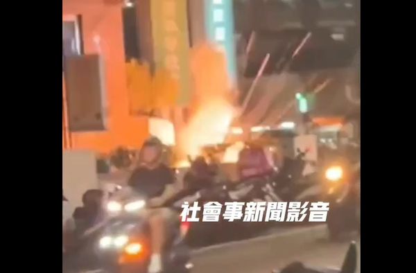 ▲▼雲林斗六市火車站旁圓環疑似有人點燃煙火或鞭炮，傳出巨響。（圖／翻攝自社會事新聞)