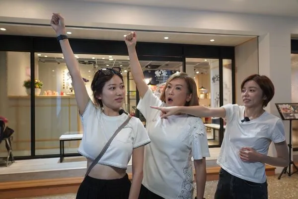 ▲王瞳、姚黛瑋與琳賽挑戰台灣水球國家隊。（圖／民視提供）