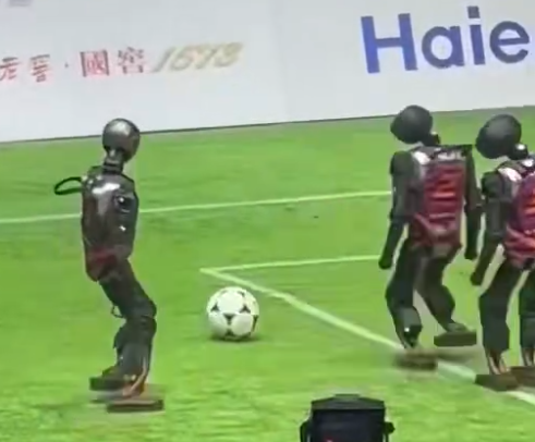 ▲▼中國首場機器人足球3V3 AI賽。（圖／翻攝自微博）