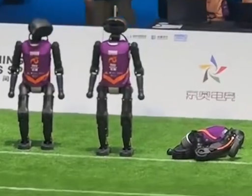 ▲機器人偷看一旁倒地的隊友。（圖／翻攝自微博）