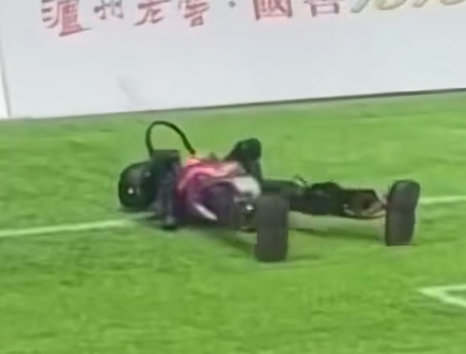 ▲▼球員跌倒被擔架抬出場。（圖／翻攝自微博）