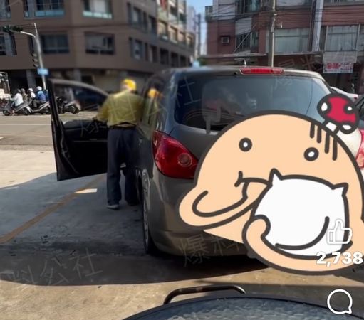 ▲▼台中1名86歲阿北靠助行器行走，竟然還能開車，警方表示，他有合法駕照。（圖／翻自爆料公社，下同）