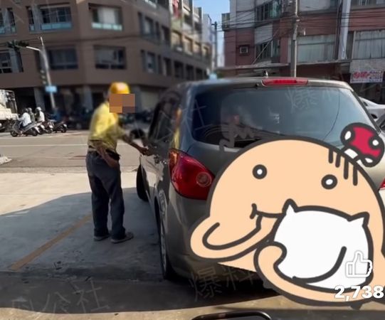 ▲▼台中1名86歲阿北靠助行器行走，竟然還能開車，警方表示，他有合法駕照。（圖／翻自爆料公社，下同）