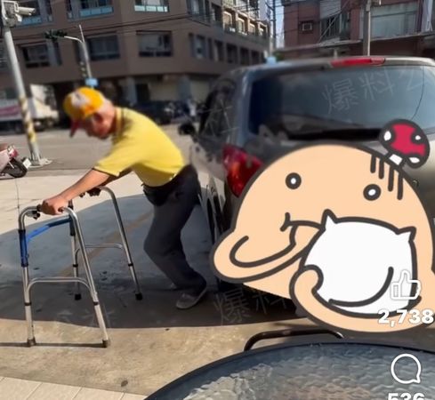 ▲▼台中1名86歲阿北靠助行器行走，竟然還能開車，警方表示，他有合法駕照。（圖／翻自爆料公社，下同）