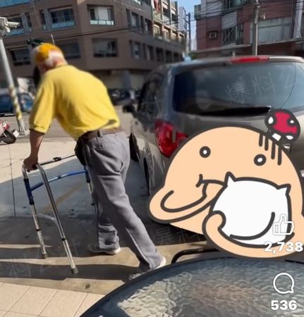 ▲▼台中1名86歲阿北靠助行器行走，竟然還能開車，警方表示，他有合法駕照。（圖／翻自爆料公社，下同）