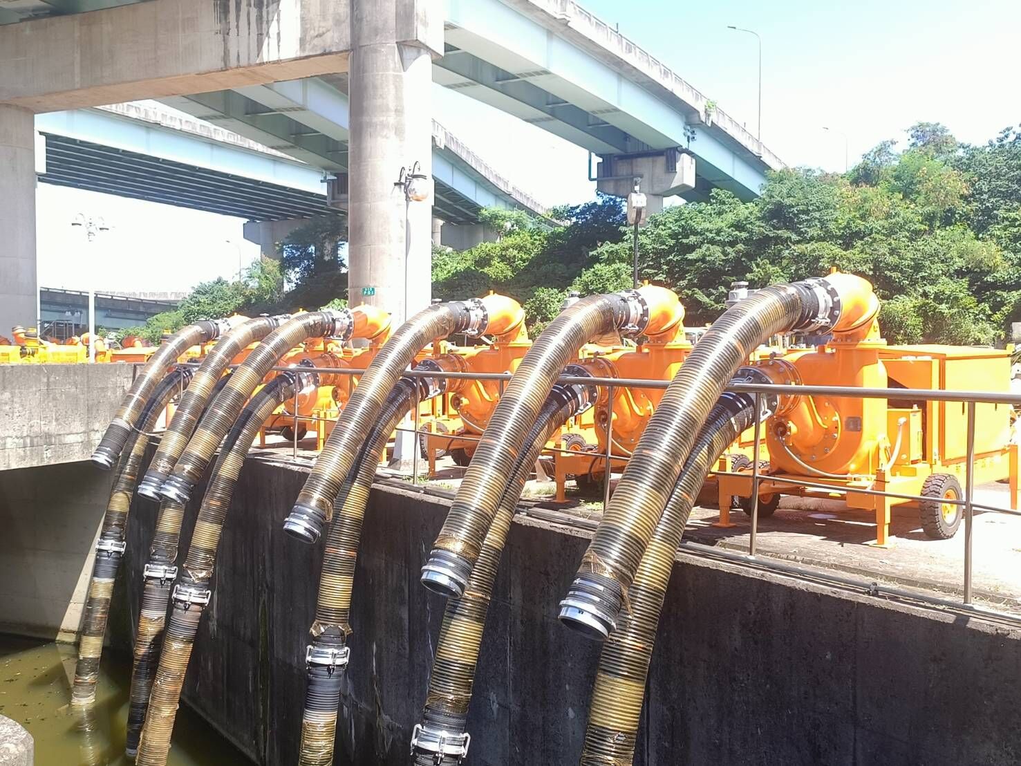 ▲新北添6台大型移動式抽水機。（圖／新北市水利局提供）