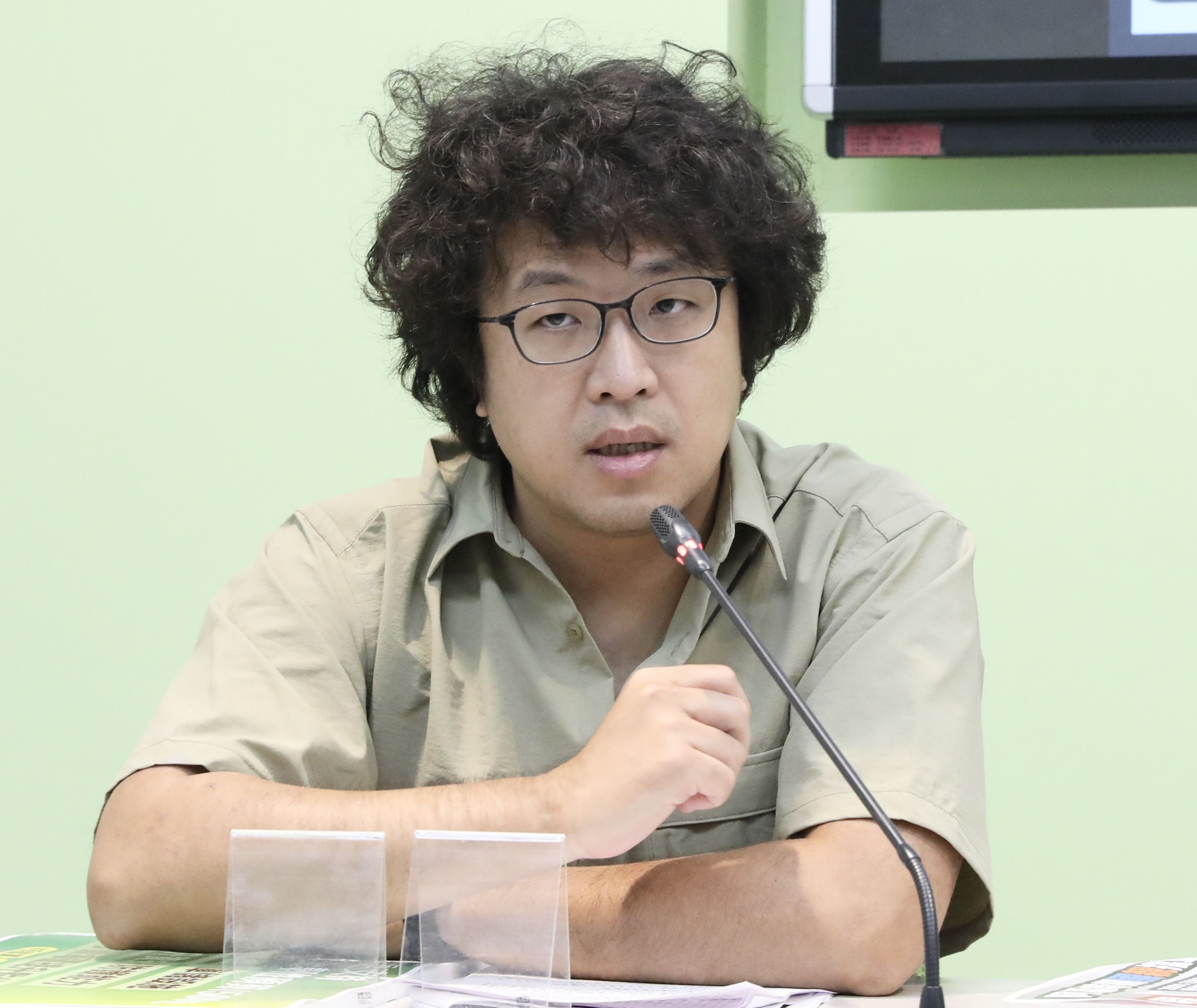 ▲▼民進黨立院黨團召開 國民黨就是砍國防預算的慣犯 現在還有民眾黨當幫兇 記者會  吳思瑤 沈伯洋 。（圖／記者屠惠剛攝）