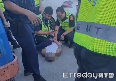 台東傳槍響！寸頭包手男拒檢「警匪街頭追逐」　趴地遭壓制畫面曝