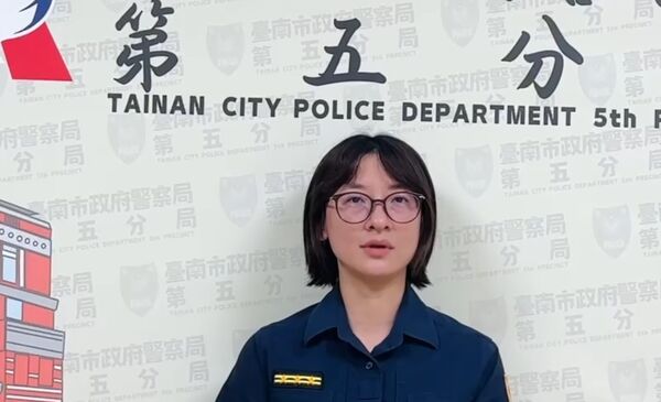 ▲機車騎士載運工業扇遮蔽車牌，市警五分局表示尚未接獲報案，呼籲民眾依法懸掛清晰車牌以免受罰。（圖／翻攝自/threads/ hotty.studio）