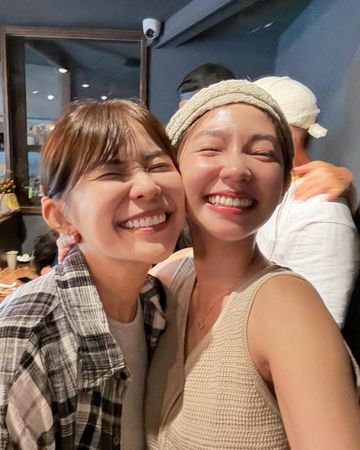 ▲曾智希嘟嘴大方獻吻，陳志強站背後生氣了。（圖／翻攝自Instagram／simba.1220）