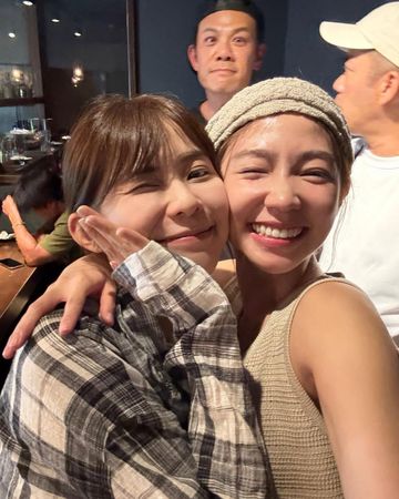 ▲曾智希嘟嘴大方獻吻，陳志強站背後生氣了。（圖／翻攝自Instagram／simba.1220）