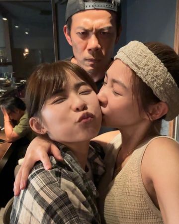 ▲曾智希嘟嘴大方獻吻，陳志強站背後生氣了。（圖／翻攝自Instagram／simba.1220）