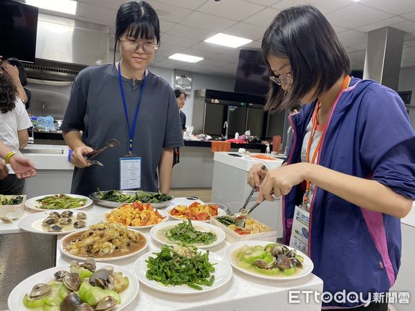 ▲台東池上青年烹煮限定版「池上便當」。（圖／記者楊晨東翻攝）