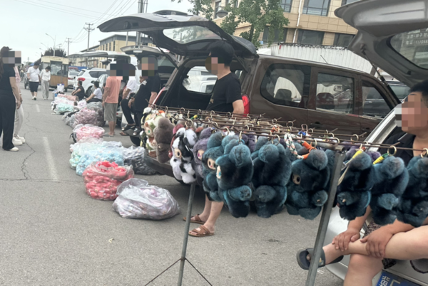 ▲▼盜版Labubu隨地擺攤賣。（圖／翻攝自微博）