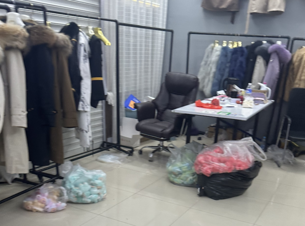 ▲當地以皮草出名，有店家順便做起盜版Labubu生意。（圖／翻攝自微博）
