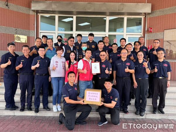 ▲圓山慈善事業發展協會捐贈萬瓶防蚊液，由北區議員陳怡珍協助轉贈台南警五分局與消防六大隊（記者林東良翻攝，下同）